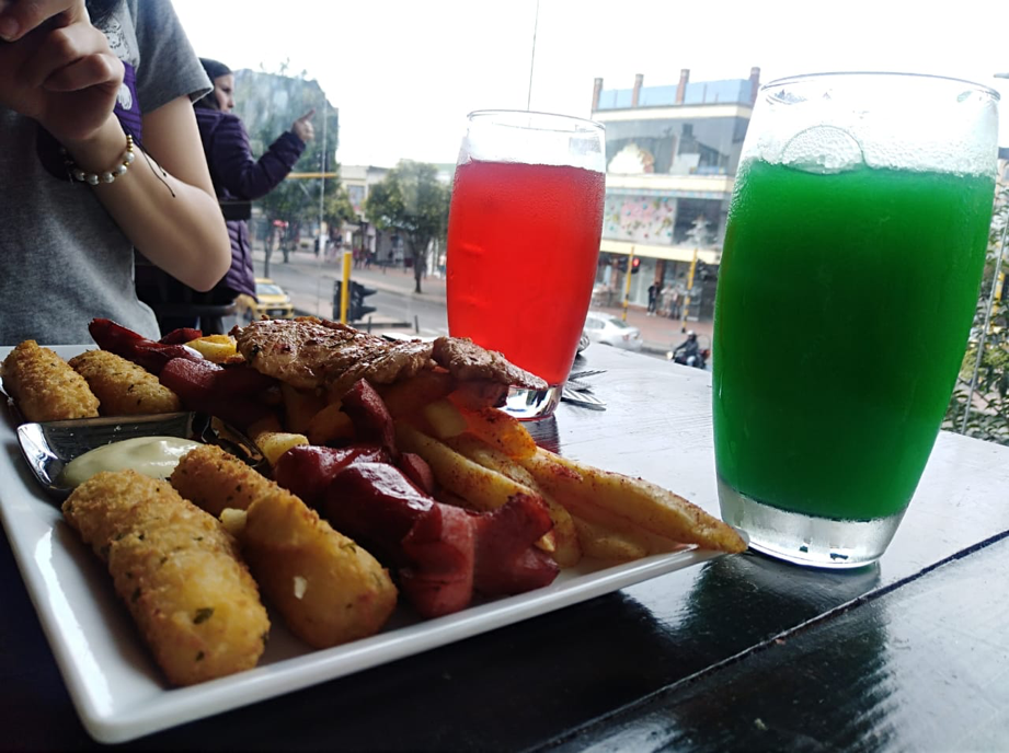 Bebidas y comida ofrecidas en el café Momento Incantatem