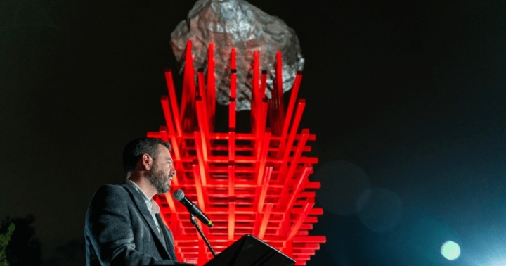 Inauguración del monumento por el alcalde Carlos Galán