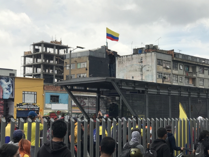 1. Manifestante se sube al techo de la estación de Transmilenio de la 63. 5/05/2021.