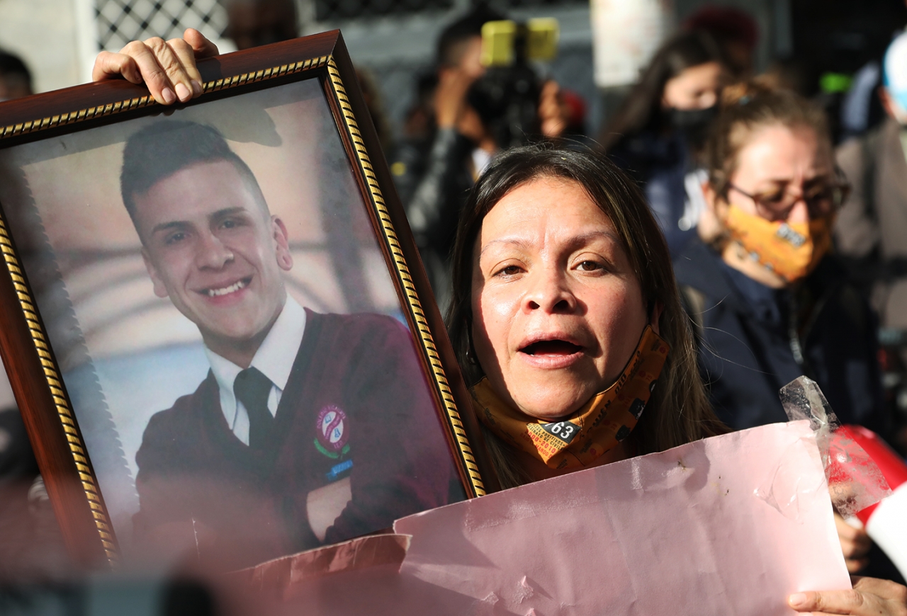 Retrato a Alejandra Medina, madre de Dilan Cruz|Alejandra Medina, madre de Dilan Cruz|Mandala en la calle 19|Mandala finalizado en la calle 19|Mensaje de 'Justicia para los fallecidos'|||