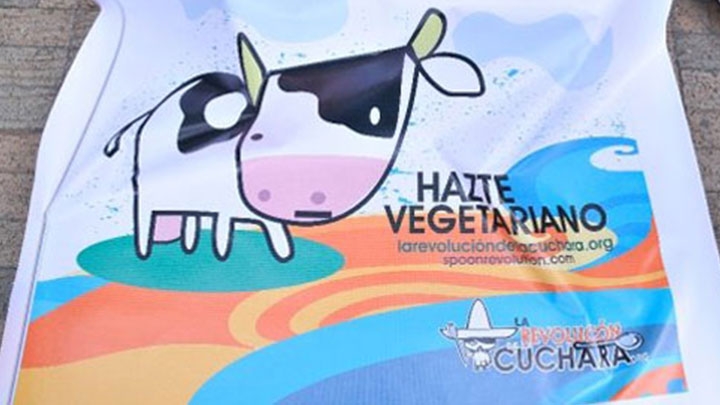 Con consignas como "Revolución de la cuchara, nadie muere, nadie mata", los partidarios del veganismo tratan de convencer a las personas que saquen la carne y los productos de origen animal, de su menú diario.
