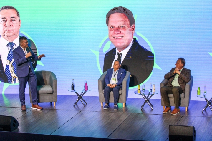 Conferencia durante el Football Axis Summit. De izquierda a derecha: Eduardo Luis, periodista WIN Sports. Álvaro González, presidente Difutbol. Ramón Jesurún, presidente Federación Colombiana de fútbol.