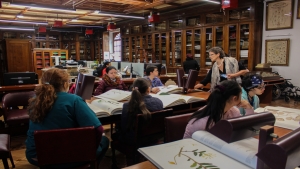 En la clase de expedición botánica los estudiantes, aprenden sobre turismo accesible e incluyente aprovechando los espacios patrimoniales del claustro de la Universidad del Rosario|El acompañamiento a los estudiantes de 'Transición es Crecer' es fundamental|Los alumnos realizan pasantías laborales en diferentes lugares de la Universidad del Rosario|Estudiantes programa 'Transición es Crecer'|||