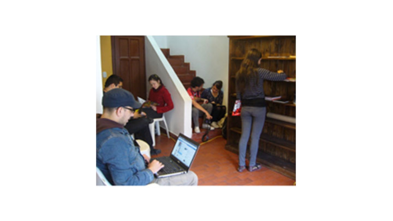 Los participantes en su mayoría jóvenes universitarios, intercambian información y contenidos con licencias libres.|||