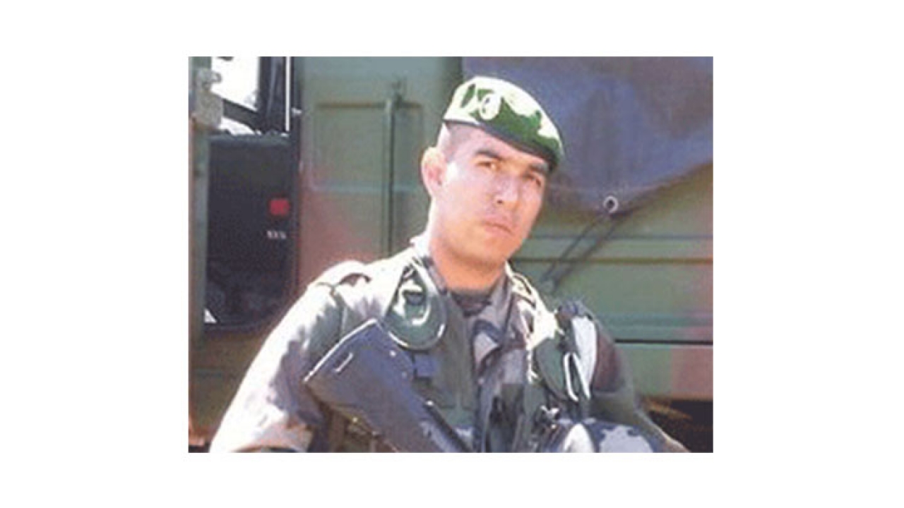Santiago Montejo con el uniforme de la Legión Francesa.|||