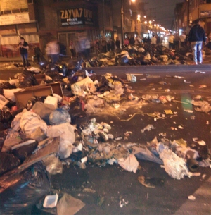 Barreras de basuras como esta se podían encontrar a lo largo de la Avenida. Foto tomada por Daniela Grimaldo.|Los ciudadanos prendieron fuego a varias de las barricadas de basura. Foto tomada por Daniela Grimaldo|Escenarios como este se pueden encontrar en los barrios del sector.|Las basuras se acumulan en las esquinas del sector.||||