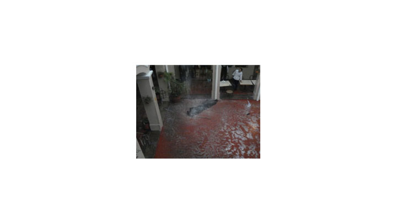 El techo de la cafetería de la Universidad del Rosario no soportó la cantidad de agua, lo que provocó que se rompiera y se hiciera necesaria la evacuación de ese espacio del claustro.|||