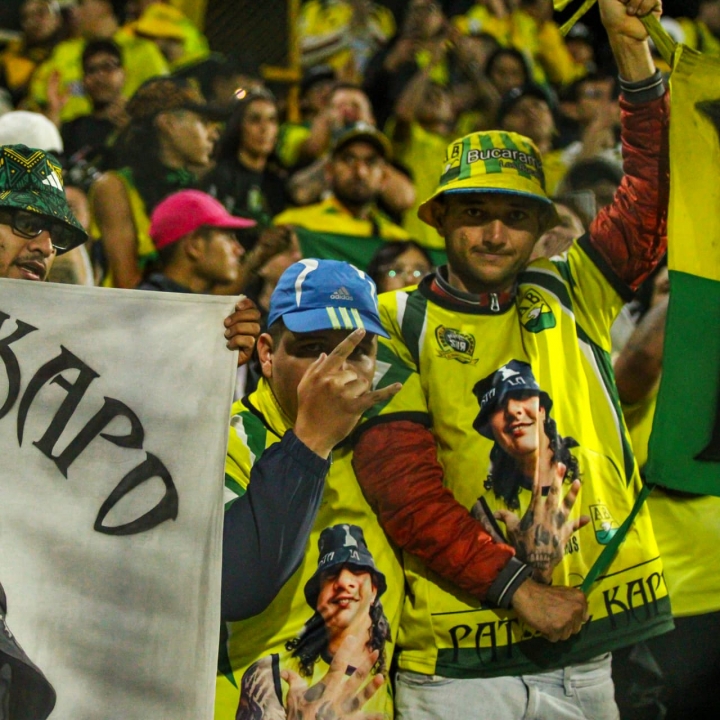La hinchada de los "Bucaros" acompañó a su equipo y llenó el estadio