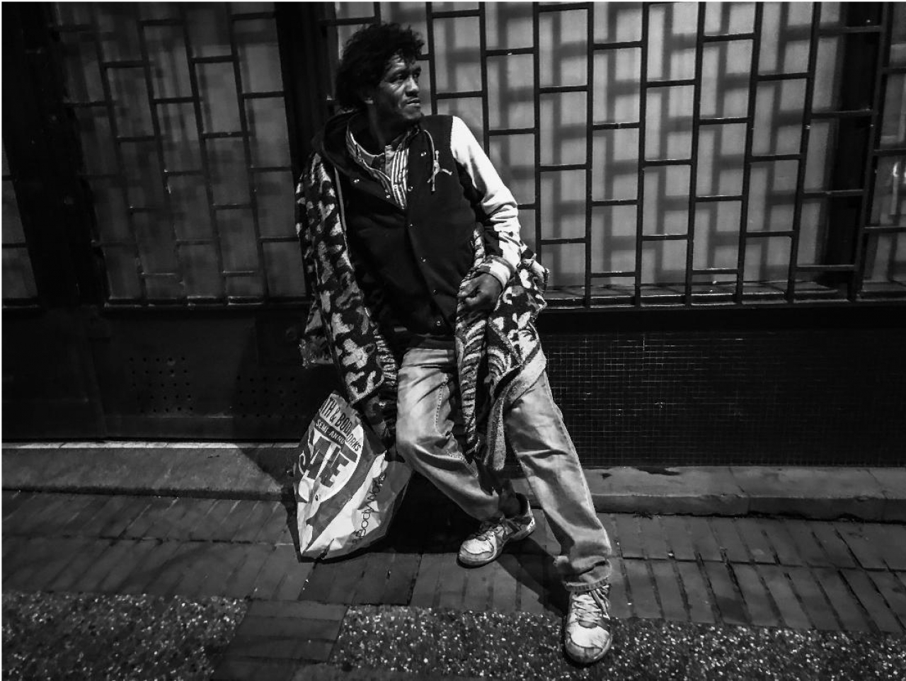 Retrato a Faber, de Cali, viviendo en las calles de Bogotá|Imagen típica en Bogotá|Retrato a Andrés, de Santa Marta, habitante de calle en Bogotá|Consecuencias del basuco en las manos de Enrique, después de 7 años viviendo en las calles|Carrera Séptima de Bogotá|Retrato a Alberto, con tapabocas, que lleva viviendo en la calle 40 años|Retrato a Héctor, habitante de calle, en la Séptima de Bogotá|Mano de Pedro, mordida por un ratón|'El sombra', que habita en la carrera 5|Herida de puñalada en el trasero de Faber tras una pelea callejera|||