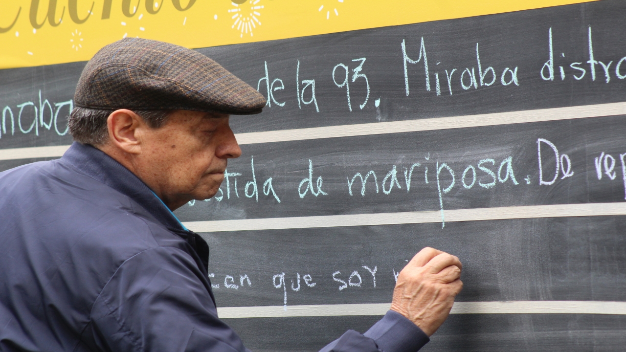 El Festival del Libro trajo consigo diferentes actividades para todos sus visitantes|El autor Hector Abad Faciolince durante la presentación de su libro 'Lo que fue presente'|Espectadores durante el Festival del Libro.|Antanas Mockus también asistiól conversatorio de Héctor Abad Faciolince||||Conversatorio con 'La Pulla'|Armando Amadiego, librero de la librería El Relojero Ciego|||