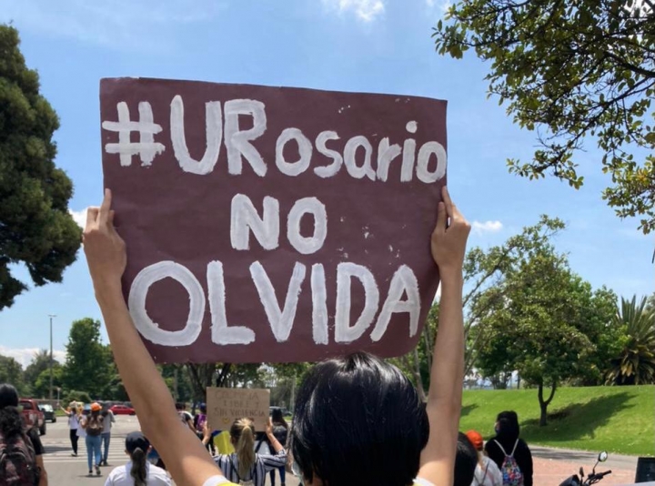 Marcha pacífica de estudiantes de la Universidad del Rosario en el parque Simón Bolívar