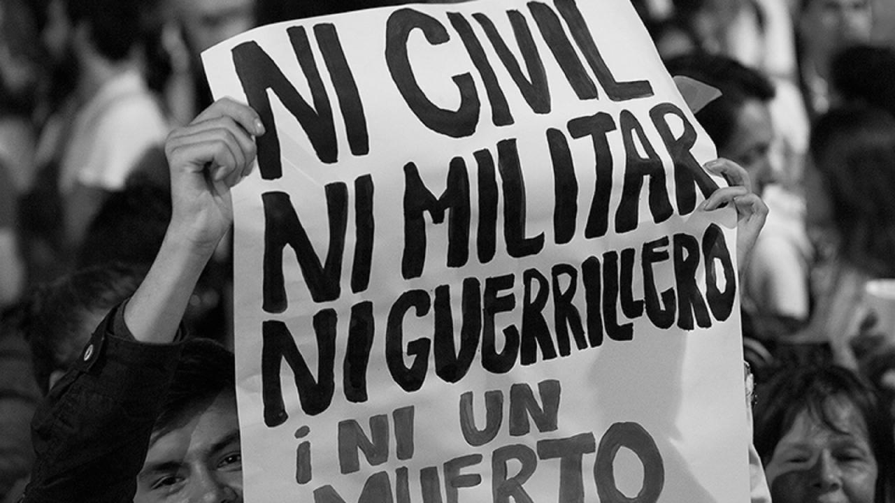 Fotografía titulada "Ni civil, ni militar, ni guerrillero, ¡ni un muerto más!", tomada de Patrimonio Cultural - Universidad Nacional|||