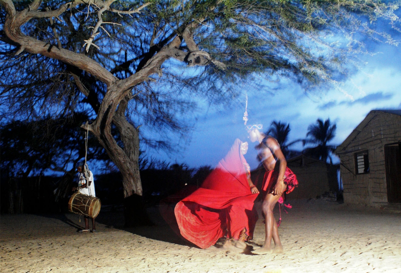 "Somos el cielo": noche en Camarones, La Guajira, 2017.|Danza de la Yonna.|Estudiantes Wayúu de la Alta y media Guajira en la Universidad Externado de Colombia. Créditos: Heidy Gómez Vangrieken|Mujeres y hombres antes de bailar la Yonna, danza tradicional del pueblo Wayúu.|Toque de la kasha y presentación de la Yonna.|||