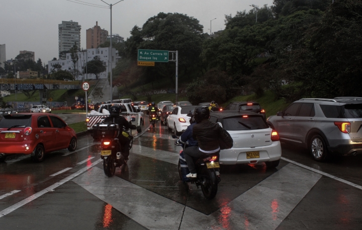 Tráfico de Bogotá bajo la lluvia