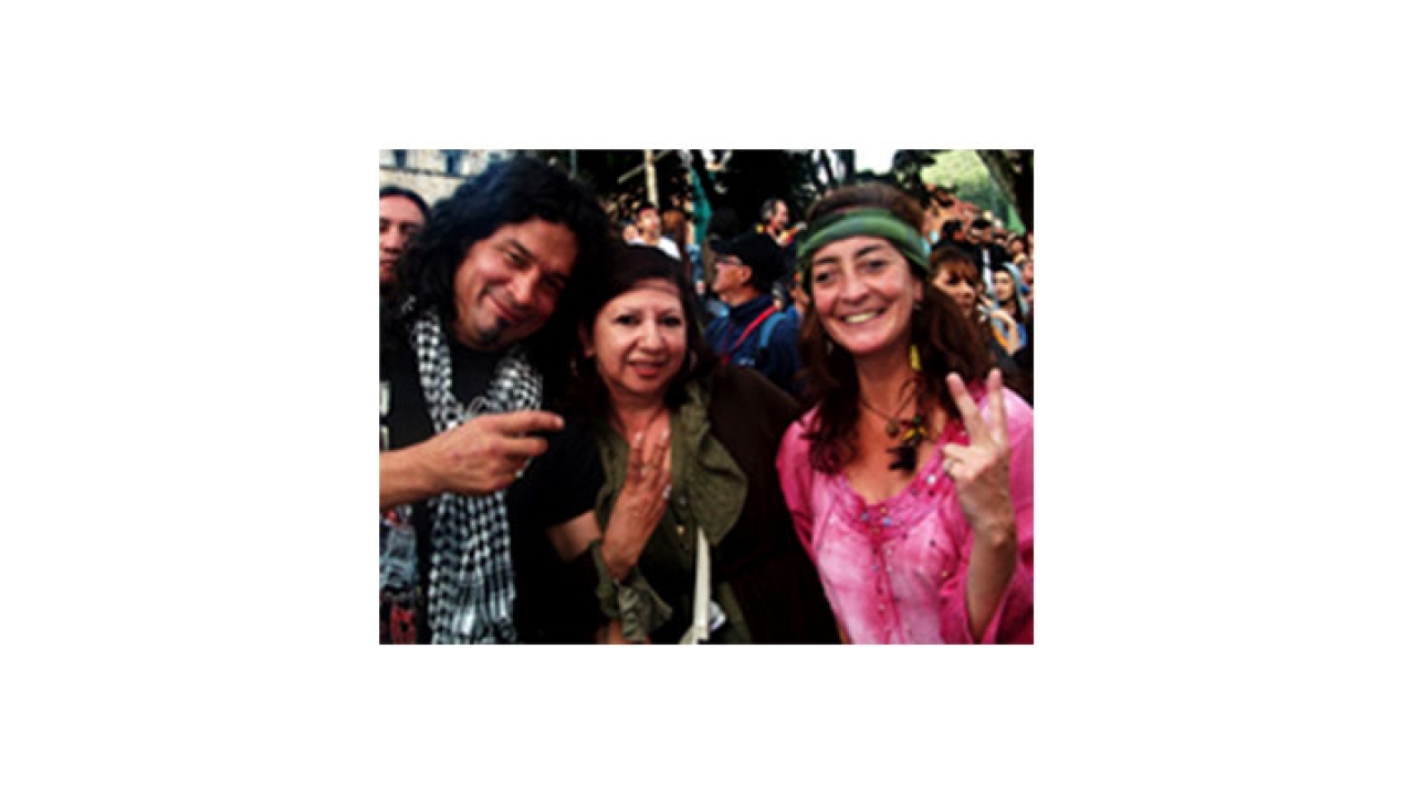 Tres asistetes al evento recordando su años de juventud.|||