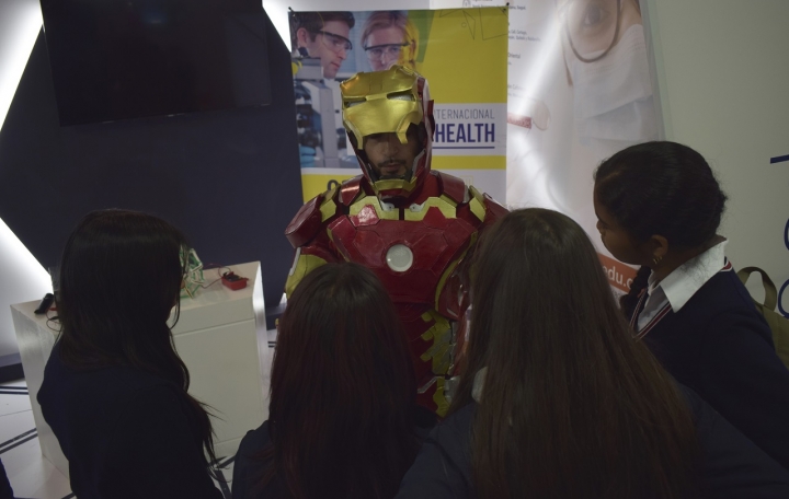 "Iron Man" estuvo en la feria acercando a los jóvenes en la Ciencia