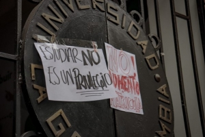 Protestas en la Universidad Gran Colombia|Tweet de la Universidad Gran Colombia en respuesta a quejas por incremento|Estudiantes Gran Colombia frente a Facultad de Derecho|"El que no pita no pasa" Estudiantes realizan protesta|||