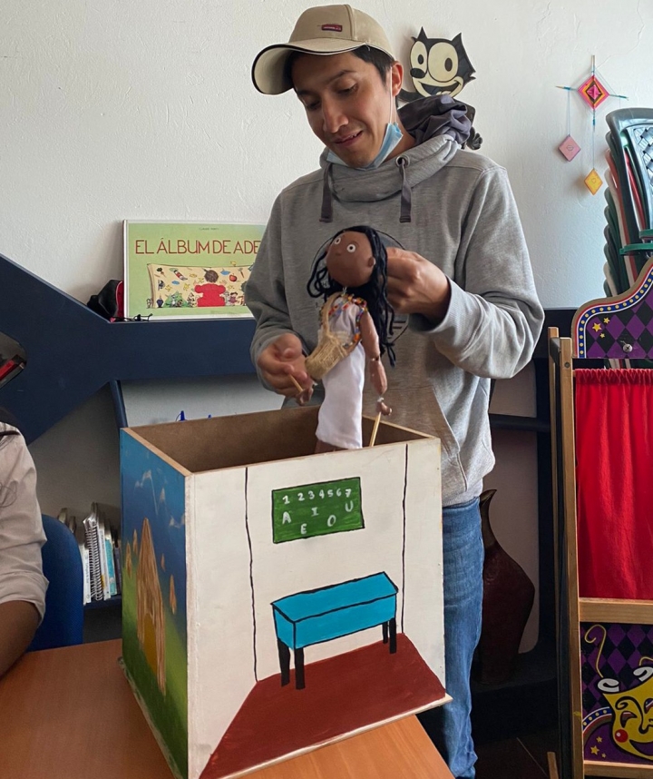 Cada marioneta representa un derecho fundamental de los niños.