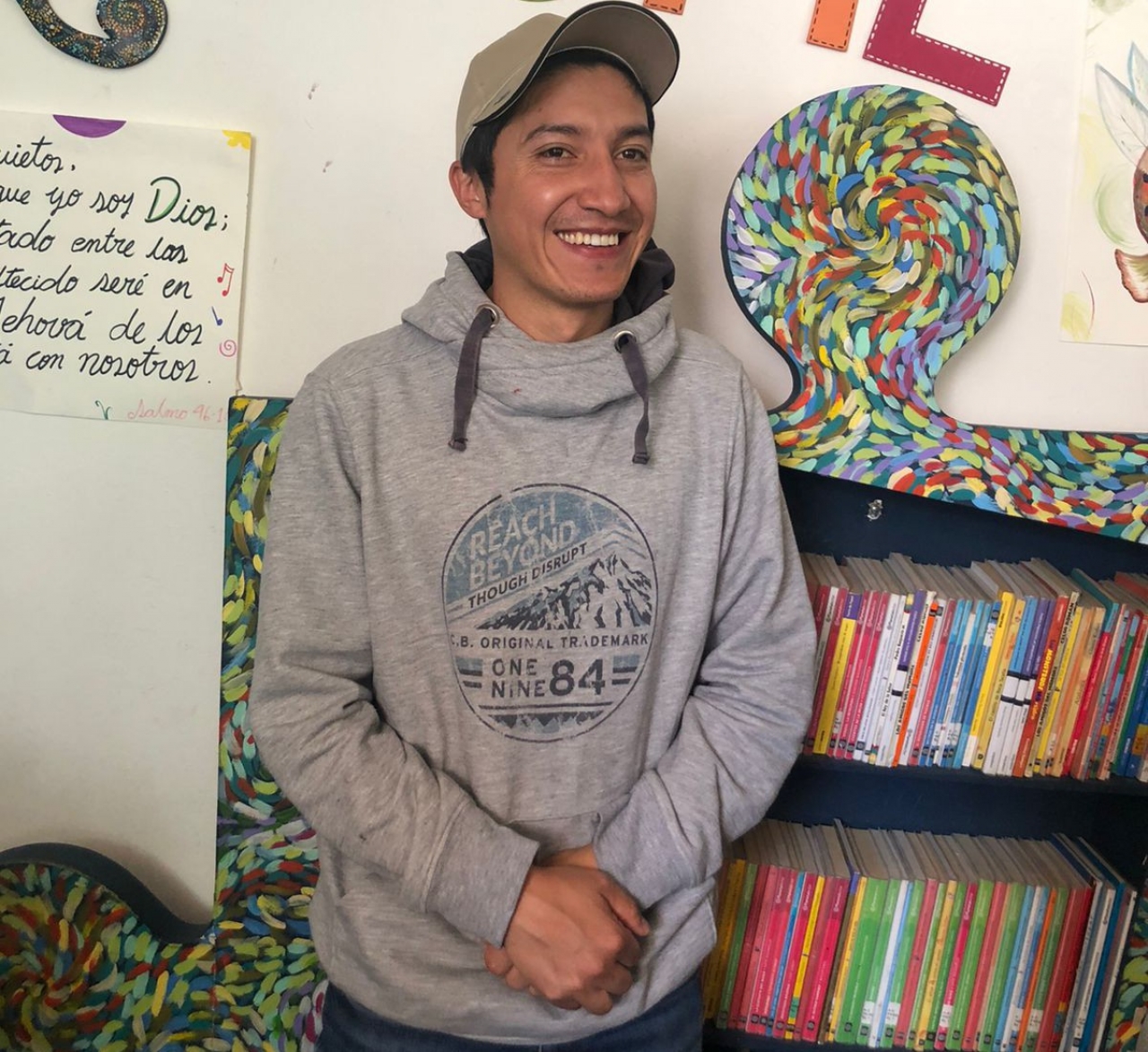 Carlos Solano, cofundador de la biblioteca comunitaria Violetta.|“Somos una escuela de sueños” —Biblioteca comunitaria Violetta.|Cada marioneta representa un derecho fundamental de los niños.|Carlos y su esposa Leidy han restaurado artículos de segunda mano para decorar la biblioteca.|Algunas artesanías están inspiradas en obras literarias.|||