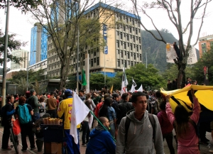 Manifestantes de varias universidades de la ciudad frente al Icetex. Foto: Jessica Zapata|Grupo de estudiantes de la Universidad Distrital arriba a la sede del Icetex. Foto: Jessica Zapata|La movilización avanza por la calle 19 de Bogotá. Foto: Jessica Zapata|Instituto Colombiano de Crédito Educativo y Estudios Técnicos en el Exterior, Icetex. Foto: Jessica Zapata|Cuerpos del Esmad organizados en los alrededores del Icetex. Foto: Jessica Zapata|El grupo más grande de estudiantes avanzando por la Av. Jiménez hacia el Icetex. Foto: Jessica Zapata|Los manifestantes expresaron su inconformidad con mensajes que plasmaron en las estaciones de Transmilenio. Foto: Jessica Zapata|El endeudamiento por los créditos del Icetex era una de las principales razones de la protesta. Foto: Jessica Zapata|Estudiantes de la Universidad Pedagógica hacían parte de la manifestación. Foto: Jessica Zapata|Los manifestantes reclaman al gobierno que cualquier joven pueda acceder a la educación sin adquirir deudas fuera de su capacidad. Foto: Jessica Zapata|Los estudiantes se asentaron a los alrededores del Instituto y algunos de ellos realizaron manifestaciones artísticas. Foto: Jessica Zapata|Los manifestantes plasmaron sus premisas en los suelos y paredes del centro de Bogotá. Foto: Jessica Zapata|Los grupos de jóvenes llevaban todo tipo de banderas y pancartas para la protesta. Foto: Jessica Zapata|Algunos jóvenes manifestantes se acercaron a los cuerpos policiales de manera pacífica. Foto: Jessica Zapata|“Ser Pilo no paga, si lo público se acaba” era uno de los cantos más repetidos por los manifestantes. Foto: Jessica Zapata|Autoridades acordonaron el Icetex horas antes de la llegada de los manifestantes. Foto: Jessica Zapata|Los estudiantes también mostraron su inconformidad frente al programa ‘Ser Pilo Paga’. Foto: Jessica Zapata|Foto por: Paola Perilla, Daniela Flórez y Laura Lucia González|Foto por: Paola Perilla, Daniela Flórez y Laura Lucia González|Foto por: Paola Perilla, Daniela Flórez y Laura Lucia González|Foto por: Paola Perilla, Daniela Flórez y Laura Lucia González|||