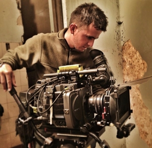 Dayron Pérez realizando sus labores de director de fotografía.|Grabación de la serie 'El Inquisidor'.|Grabaciones durante el rodaje de ‘Fortuna Lake'.|||