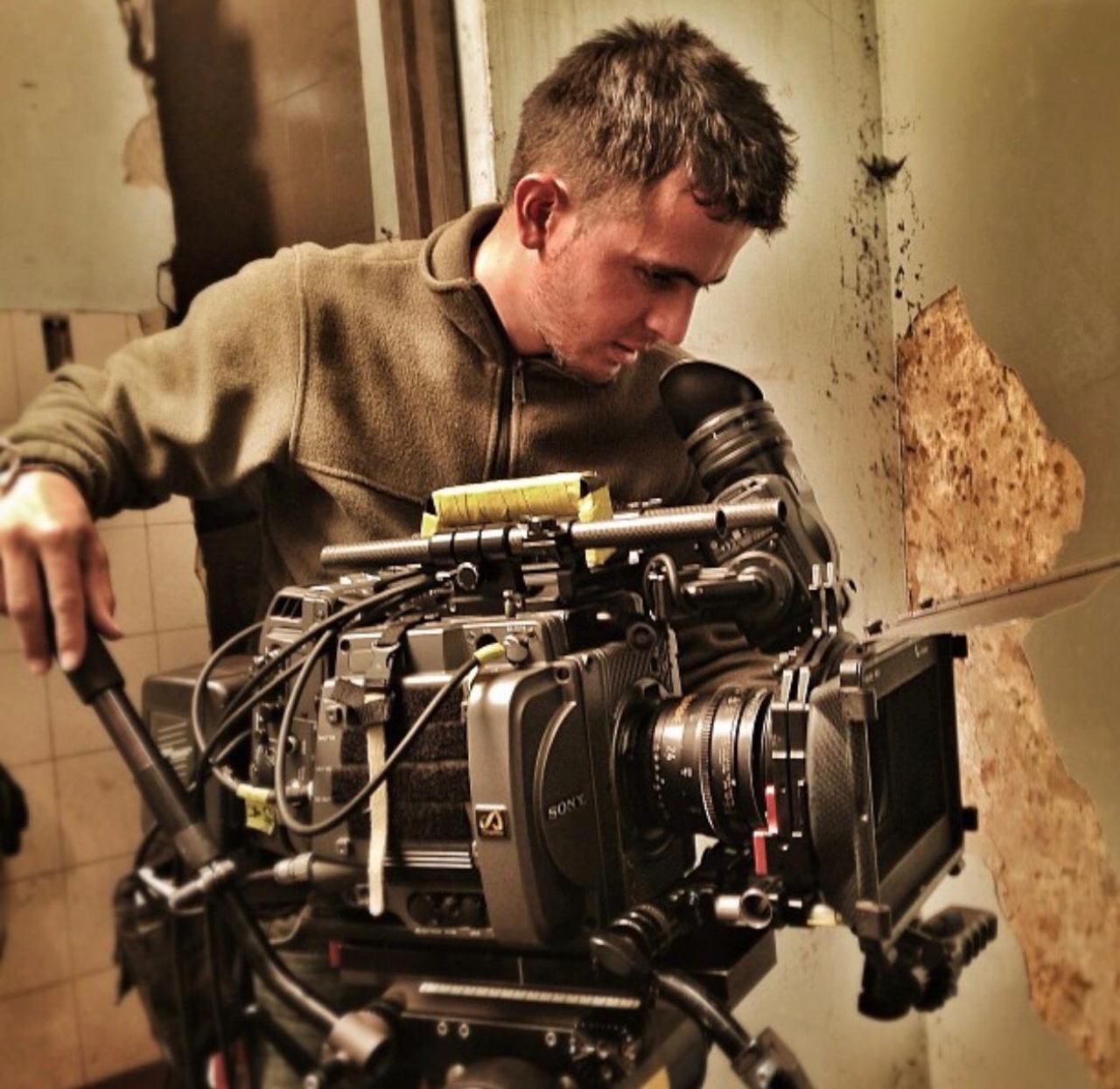 Dayron Pérez realizando sus labores de director de fotografía.|Grabación de la serie 'El Inquisidor'.|Grabaciones durante el rodaje de ‘Fortuna Lake'.|||