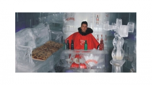 El IceBar cuenta con una gran variedad de artículos en hielo y las personas deben ponerse una indumentaria especial.|||