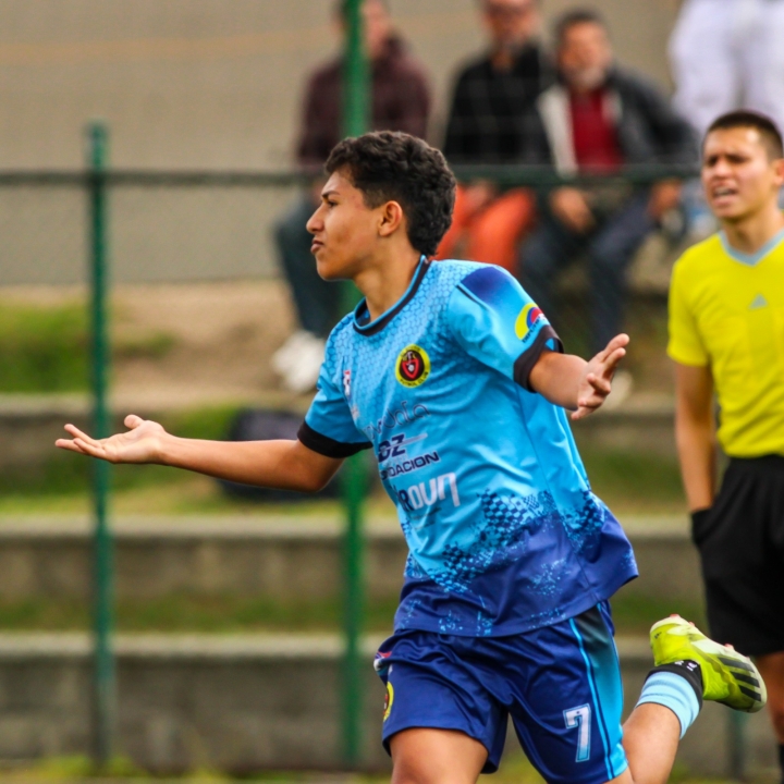 Celebración del jugador #7 Gómez de Minuto FC en el Torneo Futuras Estrellas del Olaya
