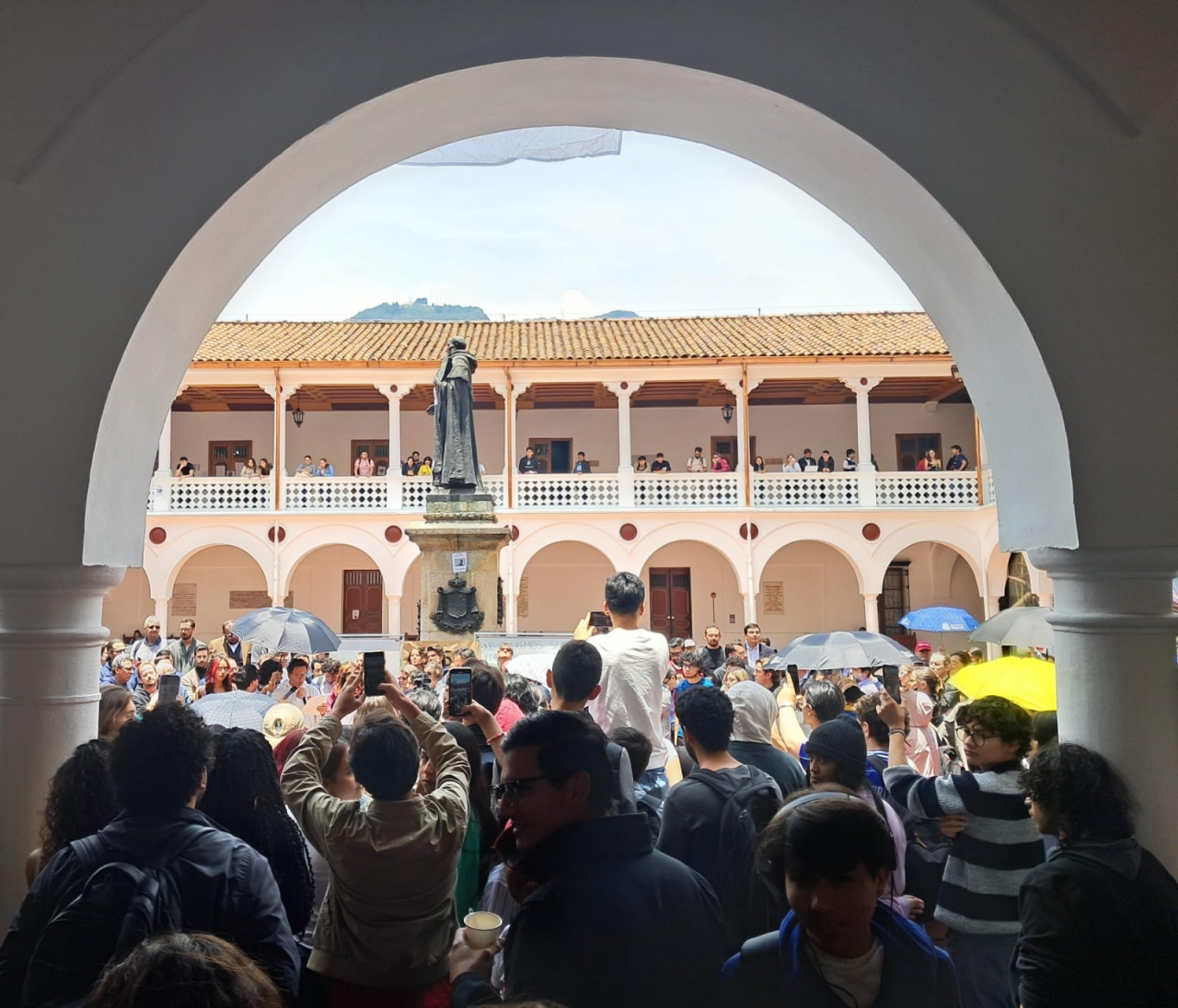 La comunidad rosarista el 17/04/24 en el Claustro.|Pancartas en la universidad que pedían la renuncia de Cheyne|La plaza de la entrada del Claustro, luego de las manifestaciones de sus estudiantes, profesores y egresados|"La generación 2024 hace historia, saludo a los rosaristas del 2053, ¡felices 400 años!|||