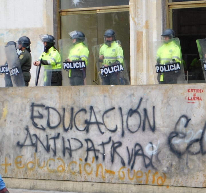 "Más educación, menos guerra", rezaban algunas arengas. La Policía y el ESMAD rodeando el Ministerio de las Tecnologías de la Información y de la Comunicación (MinTIC)