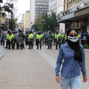 Estudiantes y docentes protestaron por un mejor acceso y calidad en la educación superior|Policía Nacional cerca la carrera Séptima y al Eje Ambiental||"Más educación, menos guerra", rezaban algunas arengas. La Policía y el ESMAD rodeando el Ministerio de las Tecnologías de la Información y de la Comunicación (MinTIC)|Organizaciones indígnenas protestaron a propósito de la pasada minga.|Con pañoletas para proteger sus rostros de los gases lacrimógenos. Así protestaron algunos asistentes al Paro Nacional.|A lo largo de las marchas, siempre estuvieron presentes los representantes del Comité Permanente por la Defensa de los Derechos Humanos.|Muchos de los asistentes a las marchas mostraban un espíritu revolucionario, buscando un cambio radical en el país.|Este año, el aumento de líderes sociales asesinados ha sido alarmante, cada vez son más las cifras de quienes dan su vida por defender causas sociales en sus regiones.|El partido político Unión Patriótica (UP) también se unió para protestar contra el Plan Nacional de Desarrollo.|Corrupción, desplazamiento forzado, desempleo. Problemas que aún aquejan a los colombianos. Algunos manifestantes exigieron el cumplimiento de sus derechos para llevar una vida digna.|Los estudiantes de la Universidad Pedagógica Nacional protestando por un mayor financiamiento para su educación. Esta es una de las pocas universidades que tiene una facultad de artes en Bogotá.||El ESMAD, después de empezar a lanzar los gases lacrimógenos, se ubicó a los alrededores de la Plaza de Bolívar.|Aún se expresa la inconformidad de muchos colombianos frente al pasado gobierno de Álvaro Uribe Vélez y sus pronunciamientos frente a temas polémicos.|||