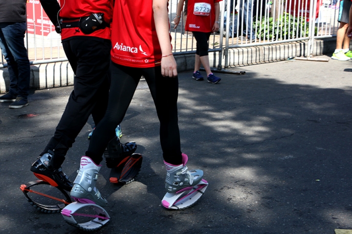 Los kangoo-jumps,o zapatos de salto, se utilizaron como equipamento deportivo en la carrera