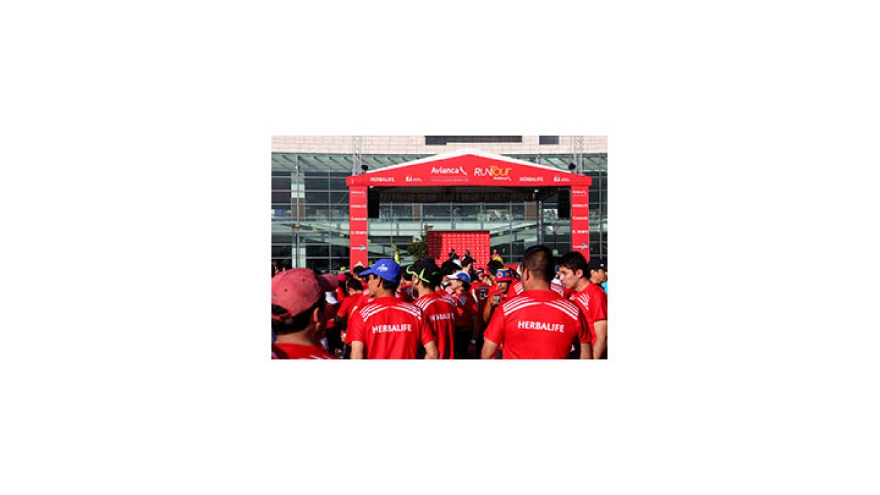 |El punto de encuentro de la carrera fue la PLaza de Alfiles del Centro Comercial Gran Estación.|El atleta keniano Daniel Mutati hace la entrada en calor junto al resto de competidores élite.|Los corredores largaron a las 7:50 de la mañana.|Los niños no fueron excusa para no competir.|La 'mancha roja' sobre la Calle 26.|Los corredores en apoyo a la empresa organizadora del evento extendían sus brazos al cruzar la meta.|Los corredores aproximándose a la última milla.|'Radioloco' se hizo presente y posó con alegría frente a los lentes que tuvo cerca.|La carrera tuvo un recorrido circular, la meta se ubicó en el mismo punto de partida.|Luis Lozano, víctima de una mina antipersona en 2008, termina la carrera.|Los kangoo-jumps,o zapatos de salto, se utilizaron como equipamento deportivo en la carrera|La carrera le pasó factura a algunos competidores.|Daniel Mutati, de 21 años, rompió el récord de la carrera con un tiempo menor a los 31 minutos.|El trofeo de ganador que Daniel Mutati se lleva a casa junto a los premios en dinero, bonos para tiquetes aéreos y Life Miles de Avianca.|||