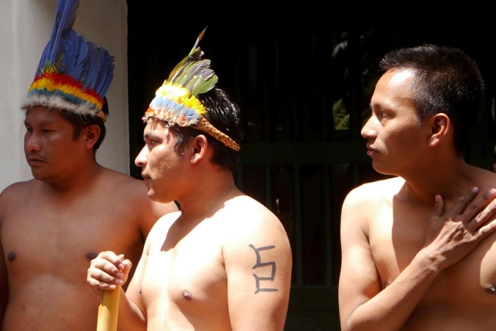 Tres hombre pertecientes al pueblo indígena Uitoto se preparan para hacer una danza ritual, en conmemoración del Día Nacional de las Lenguas Nativas.
