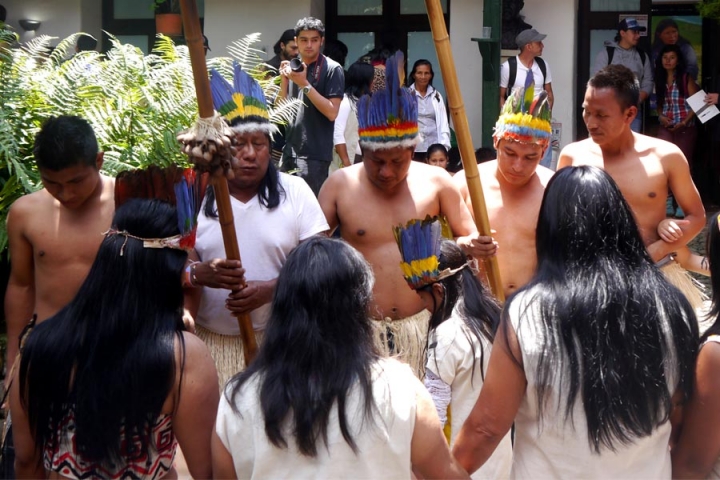 El chaman Uitoto da inicio a la danza ritual a través de cantos sagrados.