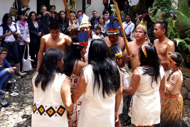 La danza ritual del pueblo Uitoto inicia y los hombres y las mujeres danzan al rededor de los niños de su comunidad.
