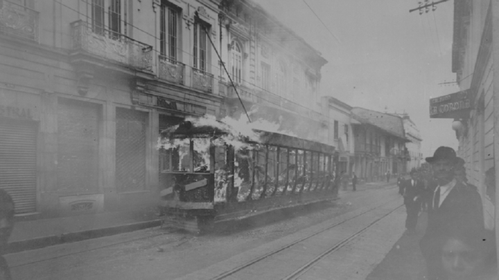 "Bogotá en llamas, disturbios acontecidos el 9 de abril de 1948. Foto: Sady González