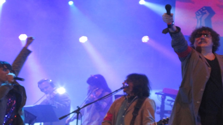 A Charly lo acompañó un grupo de 9 músicos, todos vestidos con un gabán beige y el brazalete de "Say No More"