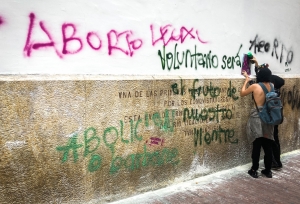 Manifestantes grafitean con stencil en la pared de una iglesia|Mujer del colectivo 'Bloque Feminista Radical' pinta "Aborto Legal" en la intersención de la 19 con séptima|Con pendones y afiches, las mujeres salieron a marchar en la tarde del 28 de septiembre|Con pintura en spray, muchas manifestantes intervinieron la ciudad|Cual aquelarre, las manifestantes se detuvieron frente al Consejo de Estado y arengaron por el aborto legal.|La manifestación concluyó con la quema de algunos versículos de la biblia, que ellas consideraron eran ofensivos contra la mujer.|||