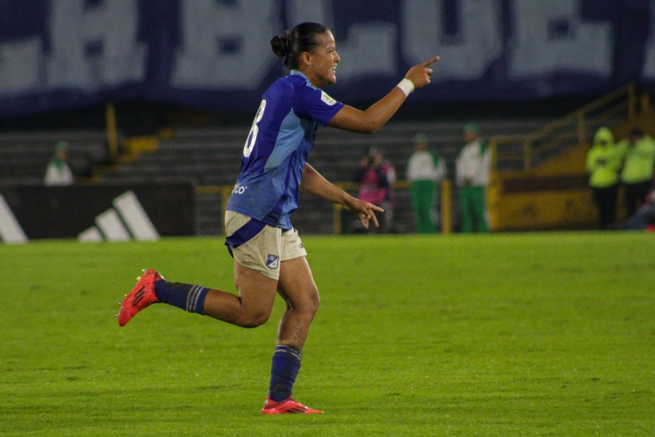 Juana Ortegón anotó doblete|La lluvia no tardó en llegar apenas comenzó el juego|El juego fue detenido al minuto 5 por lluvias|Millonarios dominó gran parte del juego|Millonarios es quinto en la tabla de posiciones|Millonarios goleó a Fortaleza|Las amix no han sumado en el campeonato actual|Celebración del tercer gol de Millonarios|Celebración del segundo gol de Millonarios|Millonarios mantuvo en su propio campo a Fortaleza|Juana Ortegón fue la figura del partido|||