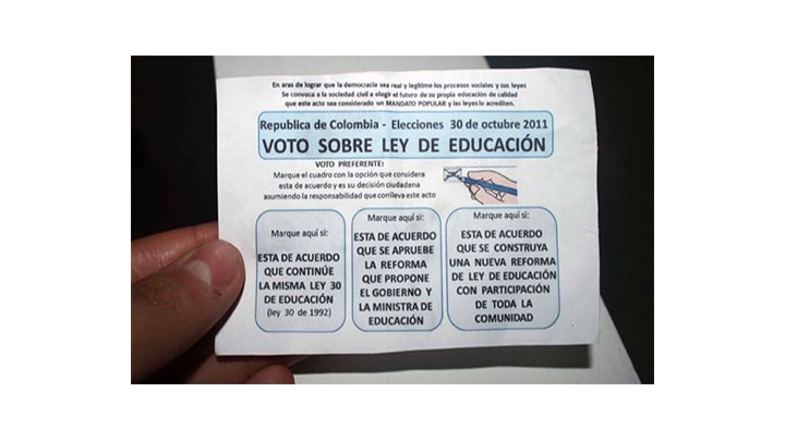 Este 'voto' ilegal fue repartido cerca a direrentes puestos de votación de Bogotá.