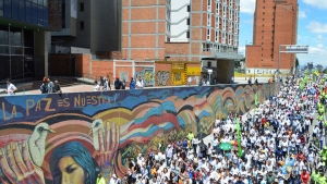 Los asistentes enfatizaron la marcha por el respeto a la vida y a la mujer.|El pasado domingo se llevó a cabo la Marcha por la Vida convocada por el profesor Antanas Mockus.|Con prendas de color blanco y mensajes alusivos a la paz, los asistentes se movilizaron por la calle 26.|La capital del país fue el punto de mayor concentración , marcharon aproximadamente 100 mil personas en toda Colombia.|El presidente Santos asistió a la marcha junto a su familia.|Varios de los asistentes llevaron mensajes para el Gobierno nacional.|Cientos de bogotanos salieron a manifestar su apoyo a la paz|La Plaza de Bolívar fue el punto de encuentro donde varios artistas y el alcalde Gustavo Petro hicieron su presentación.|Fundaciones indígenas hicieron presencia en la marcha|Ritual indígena dio inicio a la marcha|||