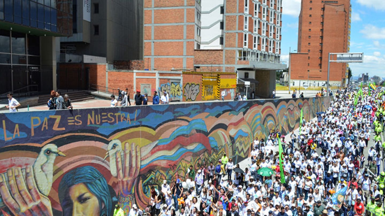 Los asistentes enfatizaron la marcha por el respeto a la vida y a la mujer.|El pasado domingo se llevó a cabo la Marcha por la Vida convocada por el profesor Antanas Mockus.|Con prendas de color blanco y mensajes alusivos a la paz, los asistentes se movilizaron por la calle 26.|La capital del país fue el punto de mayor concentración , marcharon aproximadamente 100 mil personas en toda Colombia.|El presidente Santos asistió a la marcha junto a su familia.|Varios de los asistentes llevaron mensajes para el Gobierno nacional.|Cientos de bogotanos salieron a manifestar su apoyo a la paz|La Plaza de Bolívar fue el punto de encuentro donde varios artistas y el alcalde Gustavo Petro hicieron su presentación.|Fundaciones indígenas hicieron presencia en la marcha|Ritual indígena dio inicio a la marcha|||