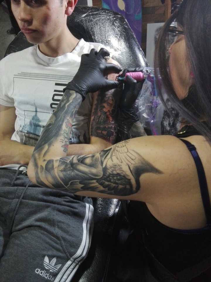 Katherine Barbosa es tatuadora en I'm tattoo y es la única mujer que cumple este papel en el local. Foto: Valentina Parra