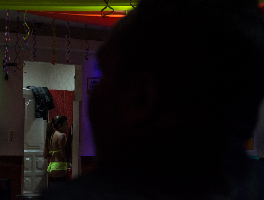 Más de 23 mil mujeres ejercen la prostitución en Bogotá. Además, este “negocio” es el sustento de miles de empleados que no practican el trabajo sexual. Foto: Julián Ríos