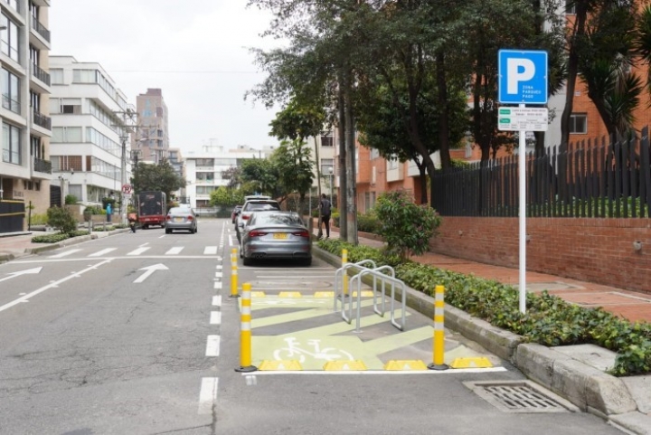 Las 'Zonas de Parqueo Pago' están debidamente marcadas y cuentan con una señal azul