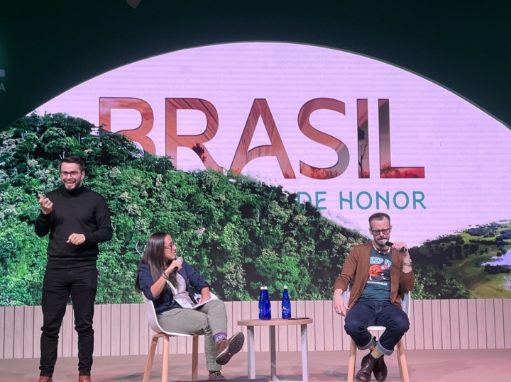 De izquierda a derecha: intérprete lenguaje de señas, mediadora Sindy Elefante y Marcelo Quintanilha. Presentación del cómic 'Luces de Niterói' en la Feria del Libro de Bogotá (FILBo) 2024.