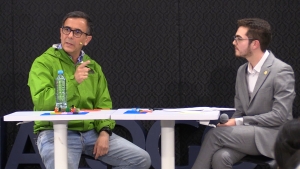 El candidato Jorge Luis Vargas exponiendo su ciudad hecha en Legos|||