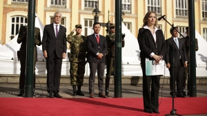 Inauguración de las elecciones legislativas 2018. Crédito: Fátima Martínez|Retrato del alcalde Enrique Peñalosa en la Plaza de Bolívar. Crédito: Fátima Martínez|Enrique Peñalosa ejerciendo su derecho al voto en el Congreso de la República. Crédito: Fátima Martínez|El Presidente de la República, Juan Manuel Santos, después de haber votado en el Congreso. Crédito: Fátima Martínez|El Presidente de la República, Juan Manuel Santos, saluda a la prensa después de ejercer su derecho al voto. Crédito: Fátima Martínez|El ex presidente Álvaro Uribe, frente a la prensa, acompañado por Iván Duque, candidato de Centro Democrático, en el Congreso. Crédito: Fátima Martínez|El candidato por el Centro Democrático, Iván Duque, saluda a la prensa al acompañar a Álvaro Uribe en el Congreso. Crédito: Fátima Martínez|Iván Duque, candidato presidencial 2018 del Centro Democrático, saluda a los responsables del puesto de votación del Congreso. Crédito: Fátima Martínez|||
