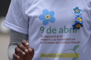 #NoMeOlvides fue la consigna que se utilizó en las redes sociales para conmemorar al Día Nacional de la Memoria y la Solidaridad con las Víctimas. Foto: Sergio Daza|Acto simbólico de conmemoración a las víctimas del conflicto. Foto: Sergio Daza|La Facultad de Artes ASAB, de la Universidad Distrital, también se unió a la jornada. Foto: María Paula Parada|Mural en el Parque Santander sobre algunas personas desaparecidas y asesinadas en el conflicto armado. Foto: Sergio Daza|Representantes de comunidades indígenas hicieron presencia en el Parque Santander. Foto: Sergio Daza|Acto simbólico en la Plaza de Bolivar. Foto: Sergio Daza|Acto de rechazo a la violencia por un grupo de ciudadanos. Foto: María Paula Parada|En la Universidad del Rosario se llevó a cabo un ciclo de charlas sobre los magnicidios indígenas y no-indígenas en Colombia. Foto: Sergio Daza|Diferentes comunidades indígenas se reunieron en la Plaza de Bolivar. Foto: María Paula Parada|Foto: Sergio Daza|Frente del edificio Murillo Toro, en la carrera Séptima, una valla en representación al Día Nacional de la Memoria y la Solidaridad con las Víctimas. Foto: María Paula Parada|Durante la jornada en la Plaza de Bolivar, algunas personas protestaron contra la violencia a través de carteles y performances artísticos. Foto: María Paula Parada|Nombres de algunos líderes sociales asesinados. Foto: Sergio Daza|Entre los eventos culturales realizados por los jóvenes, también hubo representaciones teatrales. Foto: María Paula Parada|Varias personas se reunieron en el lugar donde fue asesinado Jorge Eliécer Gaitán para rendir un homenaje a su memoria. Foto: Sergio Daza|Caminando por la Séptima, él también hizo parte de la conmemoración del 9 de abril. Foto: María Paula Parada|Foto: Sergio Daza|Foto: María Paula Parada|Víctima de la persecución contra miembros de la Unión Patriótica. Foto: Sergio Daza|Foto: Sergio Daza|||